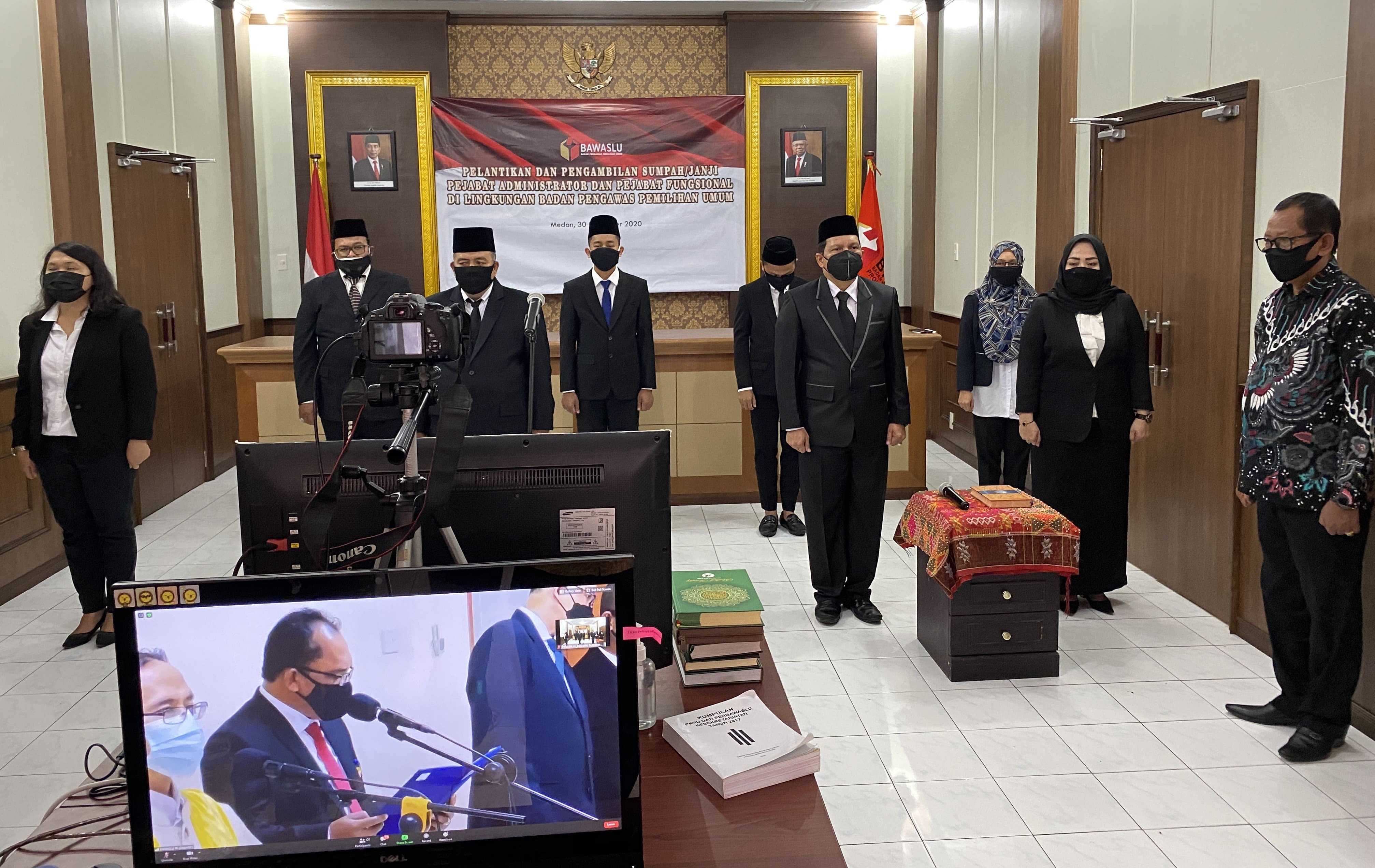 8 Orang Pejabat Administrator dan Fungsional di Lingkungan Bawaslu Sumut Resmi Dilantik