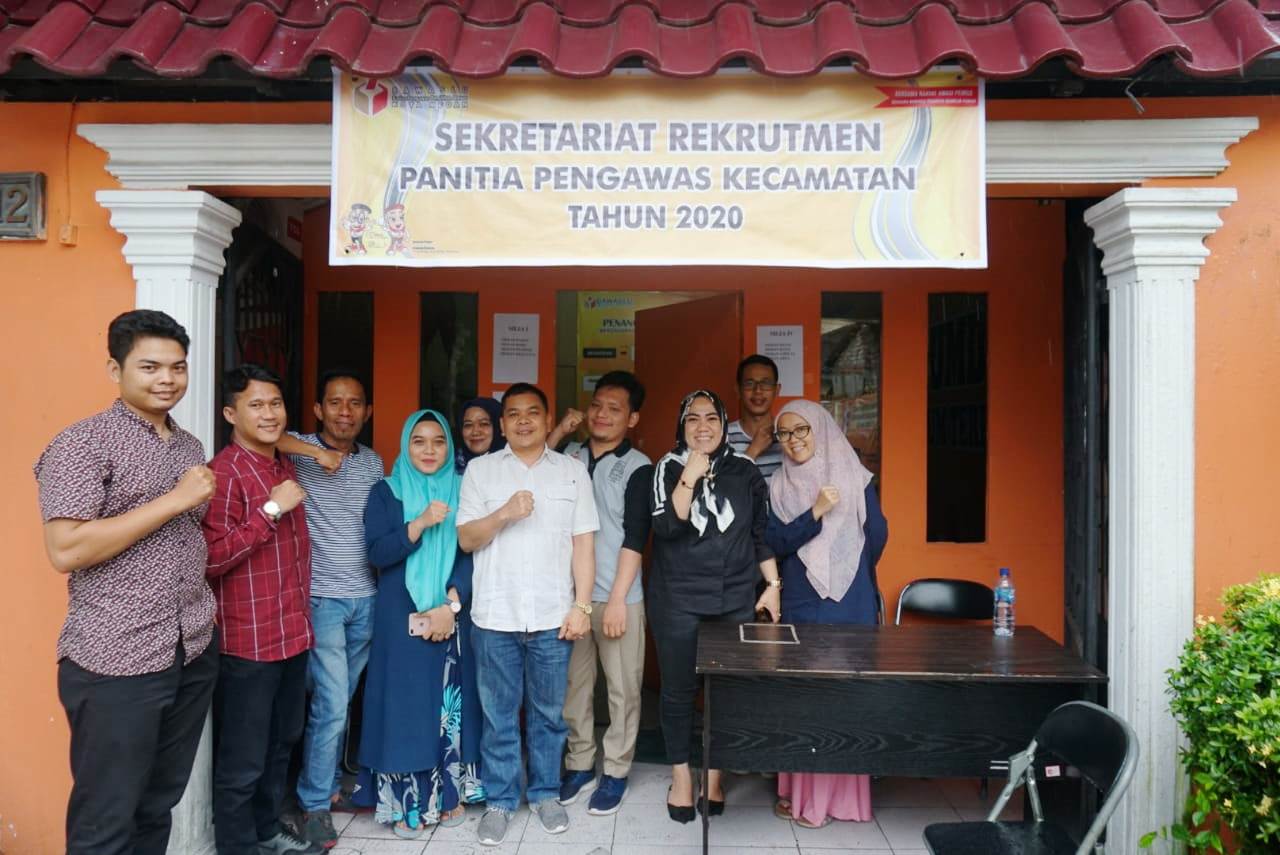 KOORDINATOR DIVISI SDM BAWASLU SUMUT MENINJAU GIAT PENDAFTARAN PANWAS KECAMATAN PADA HARI MINGGU DI BAWASLU KOTA MEDAN