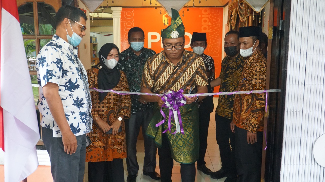 Fritz Edward Siregar Resmikan Ruang PPID Bawaslu Tebingtinggi