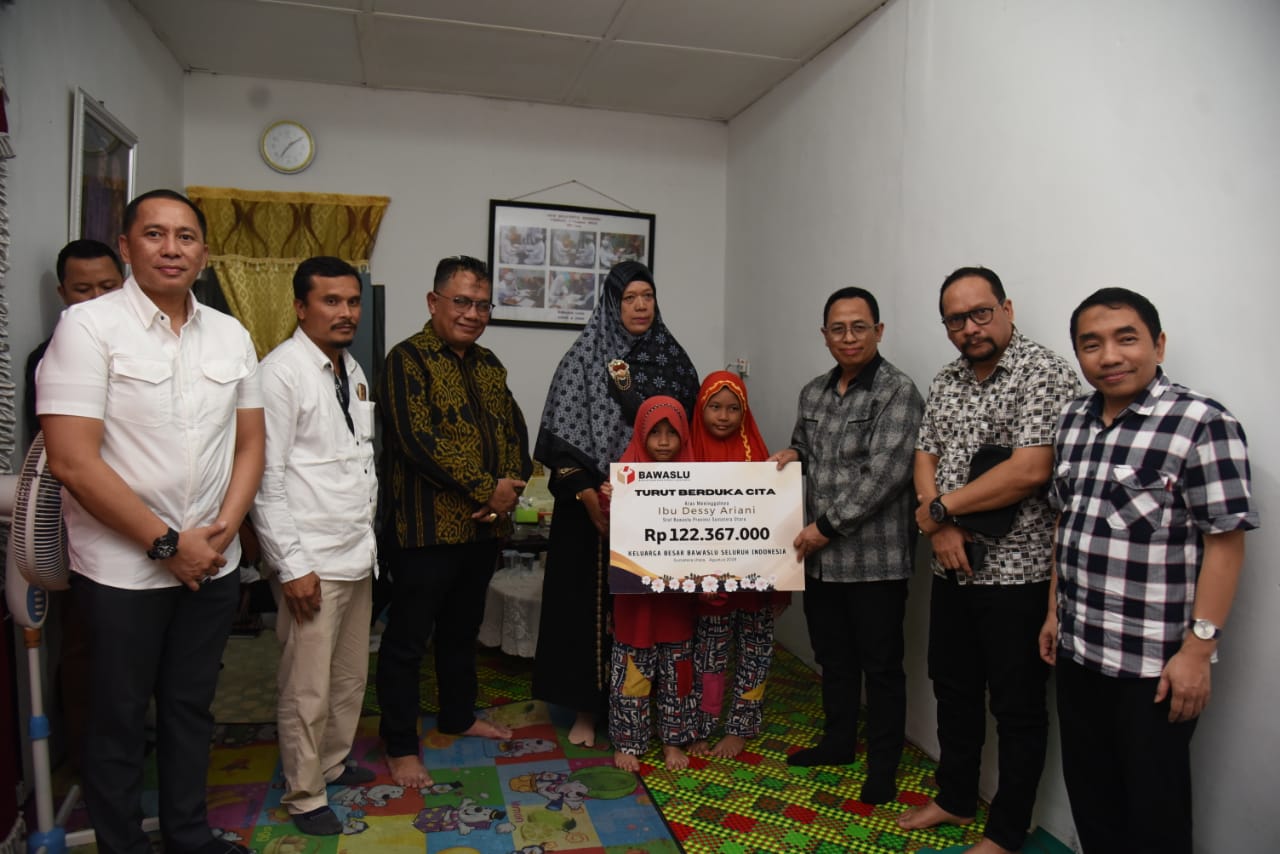 Bawaslu RI Serahkan Santunan Dana Kerohiman Atas Meninggalnya Staf Bawaslu Provinsi Sumatera Utara Ibu Dessy Ariani