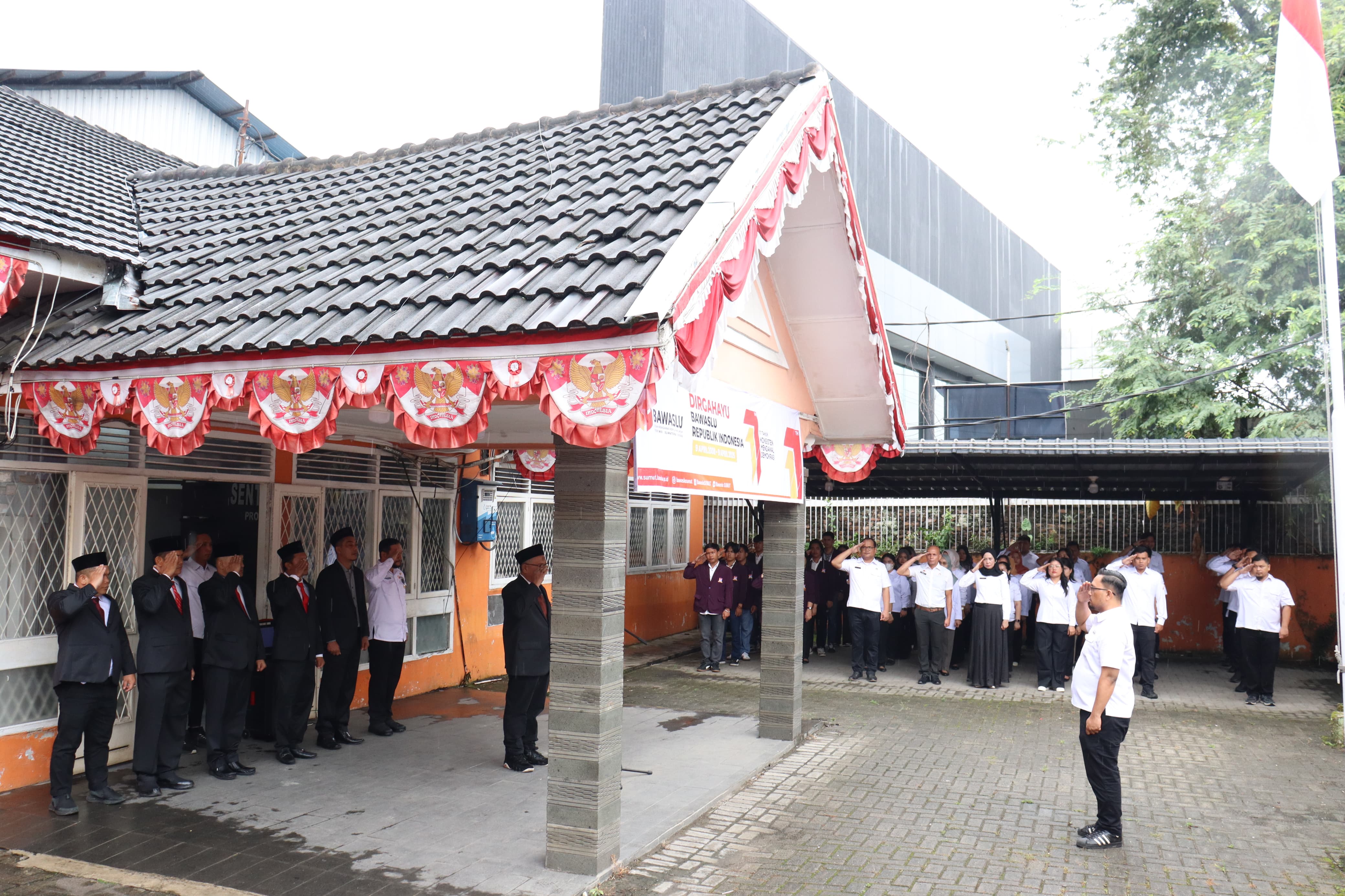 Memperingati Hut Bawaslu Ke 17, Bawaslu Sumut Laksanakan Apel Pagi dan Tasyakuran Pemotongan Tumpeng Bersama Stakeholder Provinsi Sumatera Utara