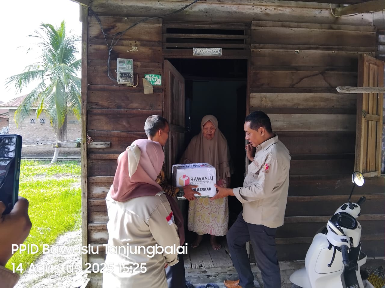 Dirgahayu Ke-7 Tahun, Bawaslu Tanjungbalai Berbagi Berkah