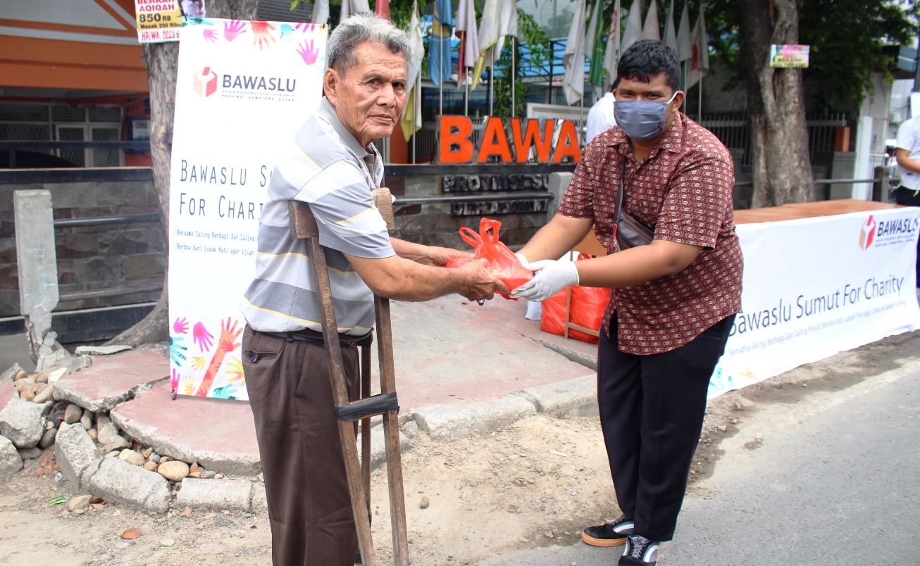 Peduli Pekerja yang Tak Bisa WFH, Bawaslu Sumut Bagikan Nasi Kotak dan Hand Sanitizer Gratis