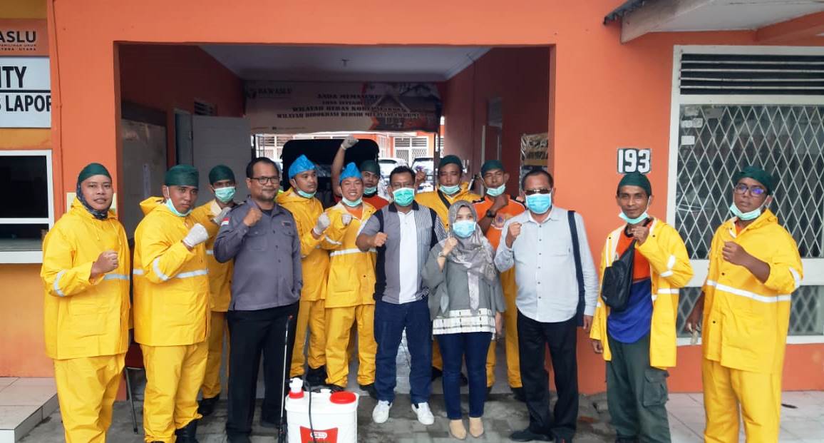 Cegah Covid-19, Bawaslu Sumut Semprot Disinfektan Area Kantor