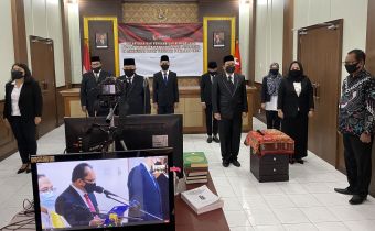 8 Orang Pejabat Administrator dan Fungsional di Lingkungan Bawaslu Sumut Resmi Dilantik