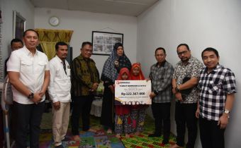 Bawaslu RI Serahkan Santunan Dana Kerohiman Atas Meninggalnya Staf Bawaslu Provinsi Sumatera Utara Ibu Dessy Ariani