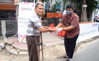 Peduli Pekerja yang Tak Bisa WFH, Bawaslu Sumut Bagikan Nasi Kotak dan Hand Sanitizer Gratis