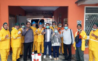 Cegah Covid-19, Bawaslu Sumut Semprot Disinfektan Area Kantor